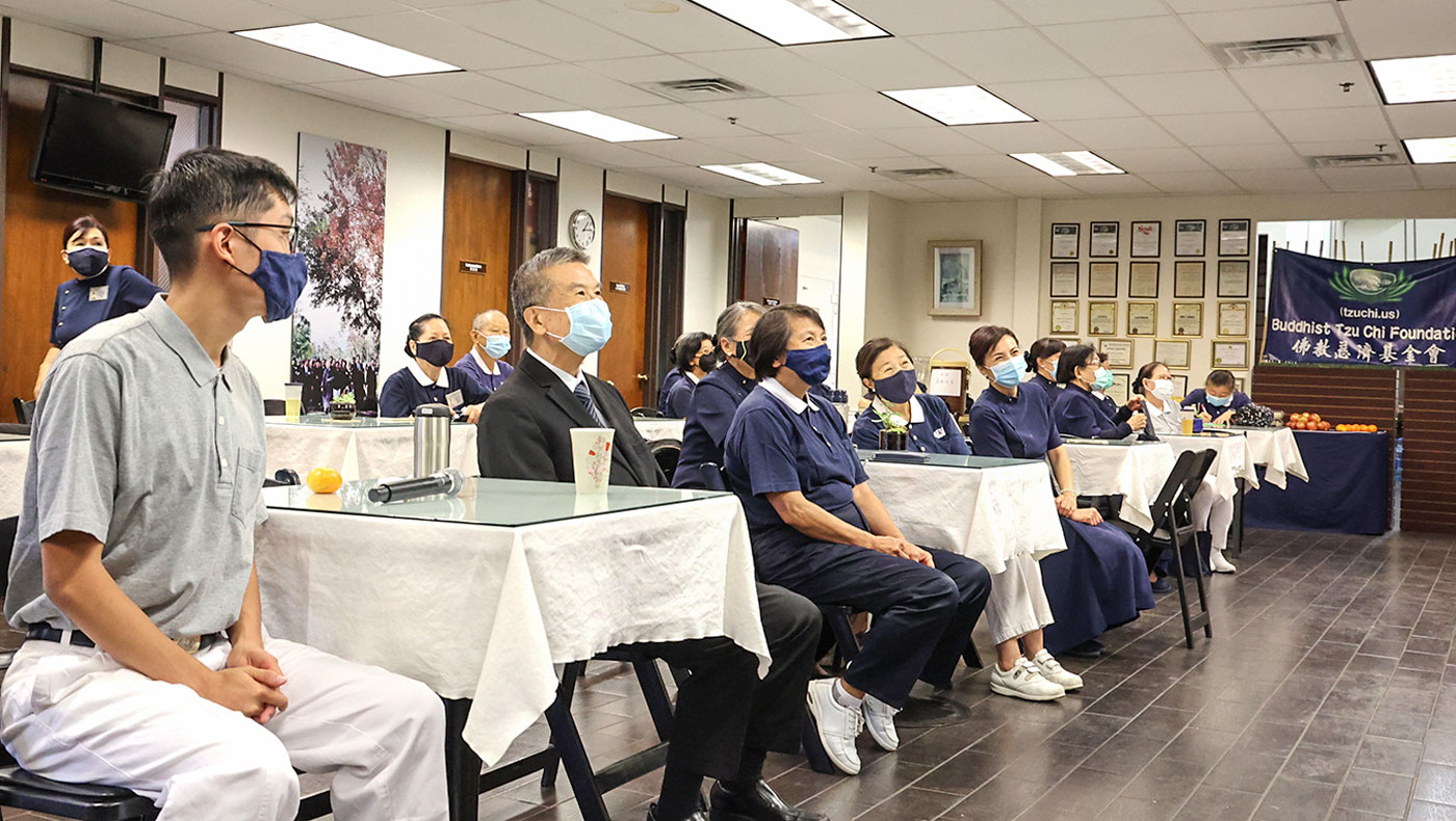 Tzu Chi volunteers from the Los Angeles area gather at Tzu Chi USA National Headquarters during the leadership training camp to study and practice together. Photo/Shu Li lo