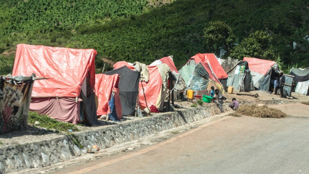 接近偏鄉重災區，山邊隨處可見災民搭建的帳篷。攝影／凱辛雅