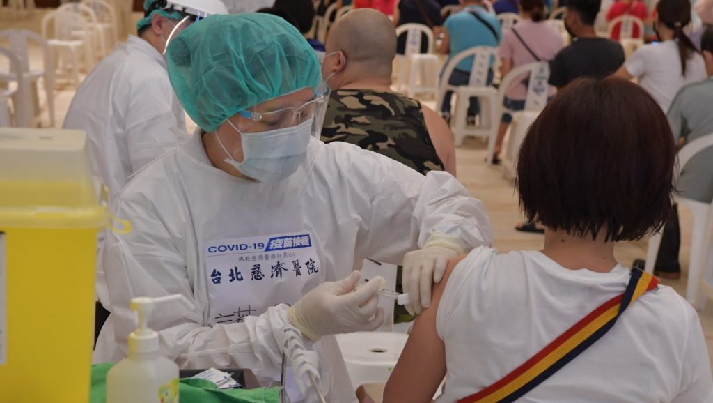 慈濟醫護人員積極投入疫苗施打，為民眾接種。攝影／陳忠華