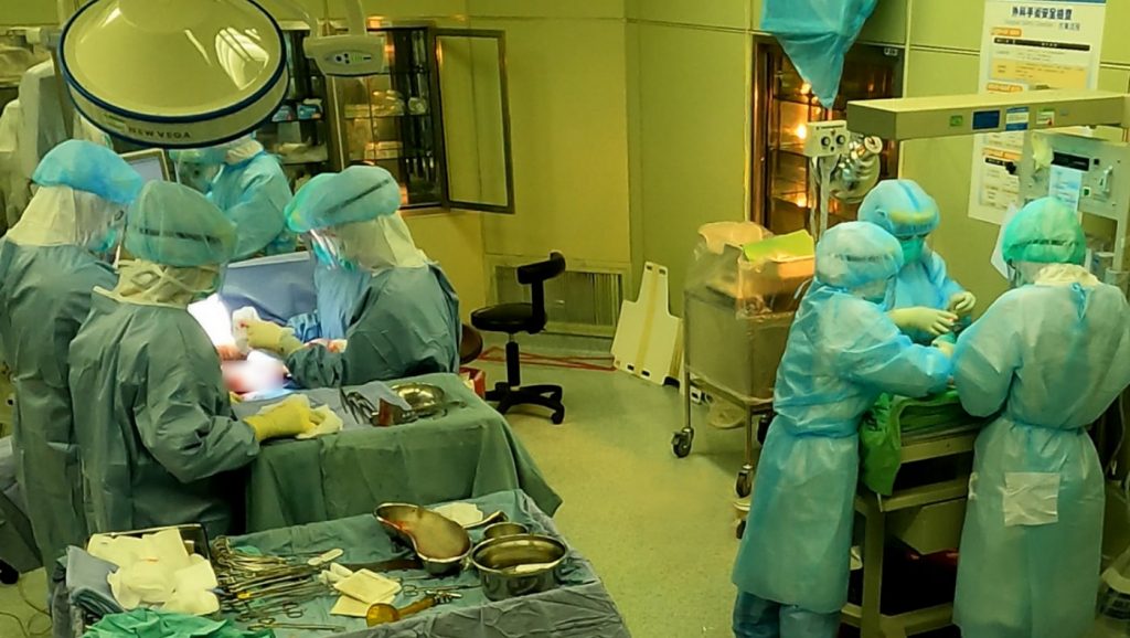 5月27日台北慈濟醫院有負壓前室的正壓手術室內，為陳小姐進行剖腹生產。圖片來源／台北慈濟醫院