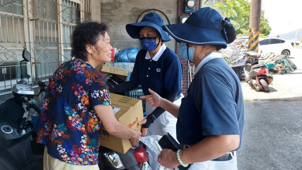 全台灣的慈濟志工在疫情期間動起來，為有需要的家庭送去物資。攝影／黃麗友