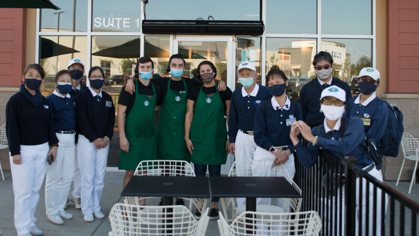 Empleados de Starbucks en Redding agradecen a los voluntarios de Tzu Chi por el cariño y cuidado a las comunidades y sacan una fotos juntos. Foto/C.M. Yung