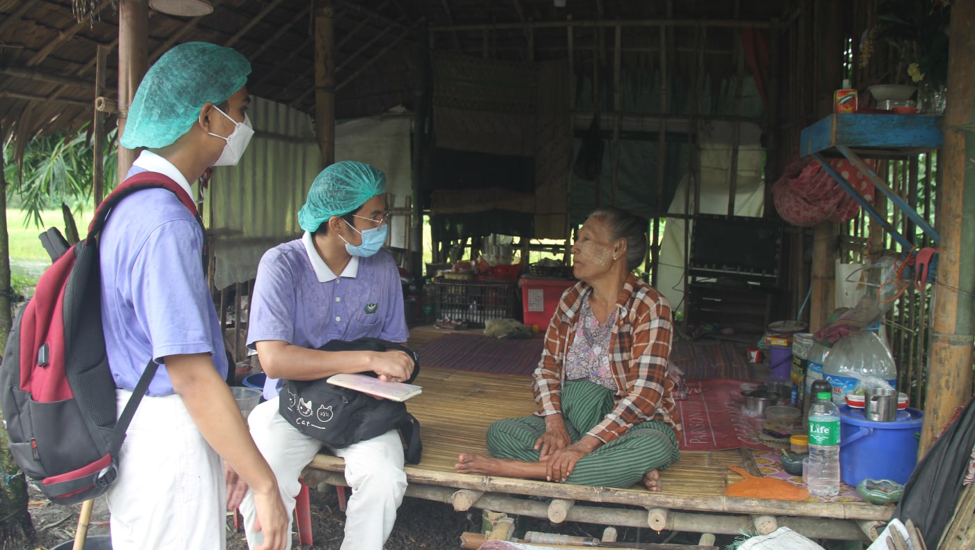 緬甸慈濟大專青年志工9月26日，為緬甸仰光市色枝干旺托鎮（Seikkyi Kanaungto, Yangon）不便外出的貧困老人送上一袋24公斤的大米和一公升食用油，訪視關懷。攝影／敏秋（Mg Myint Thu