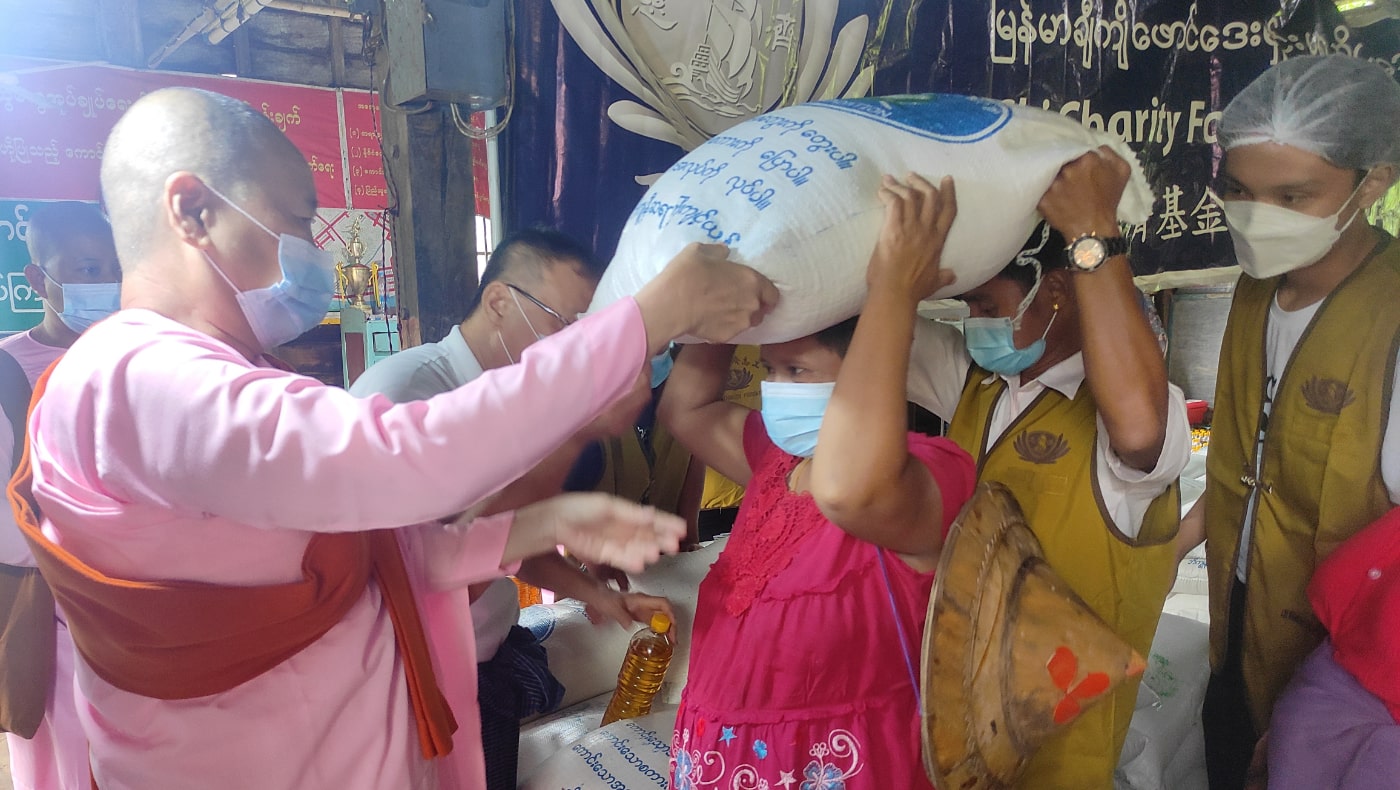 緬甸在七月爆發第三波疫情，緬甸聯絡處持續在仰光市與社區寺廟等團體合作，為貧困家庭展開糧食發放。圖為志工九月邀約柯瑪雅娜寺院（Kemaryna）法師一起投入發放行動。攝影／奈圖拉（Nay Thura）