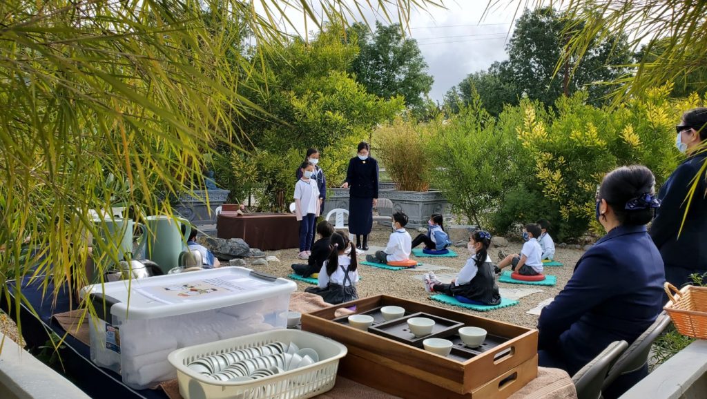 在慈濟「生命科學農場」內為學童進行茶道課。攝影／黃旭睦