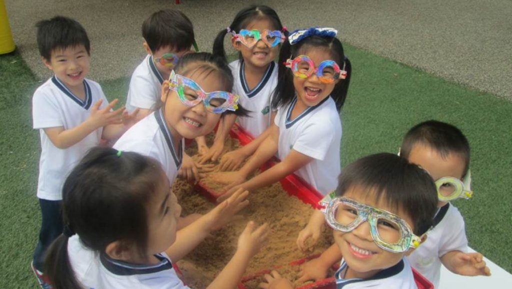 慈濟核桃大愛幼兒園的孩子快樂的在校園互動。圖片來源／教育基金會