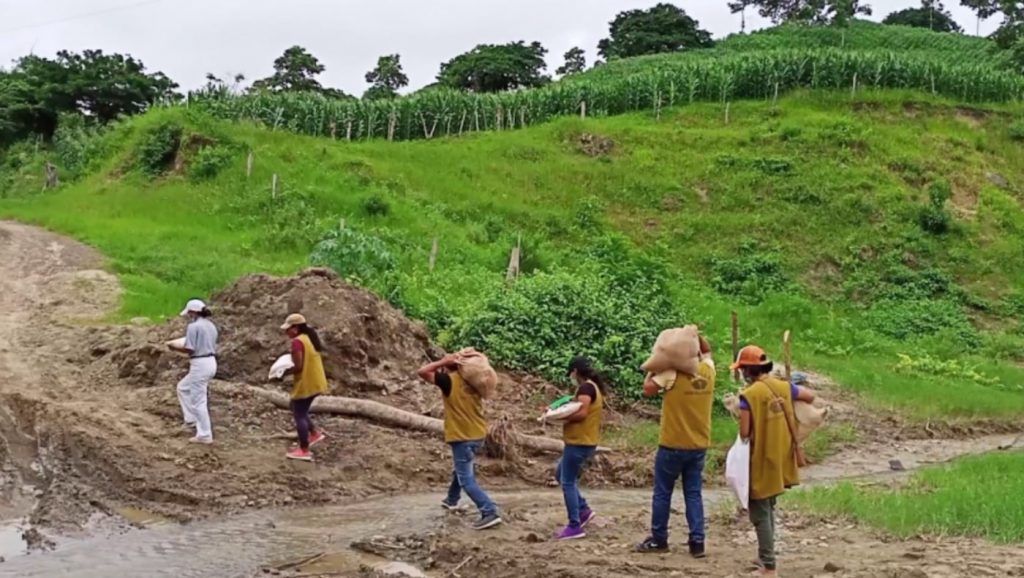 勤奮再加上使命感，卡諾亞志工創紀錄，三天內在泥濘大雨中遞送500份食物袋，每天在外發放超過11個小時。圖片來源／慈濟厄瓜多聯絡點