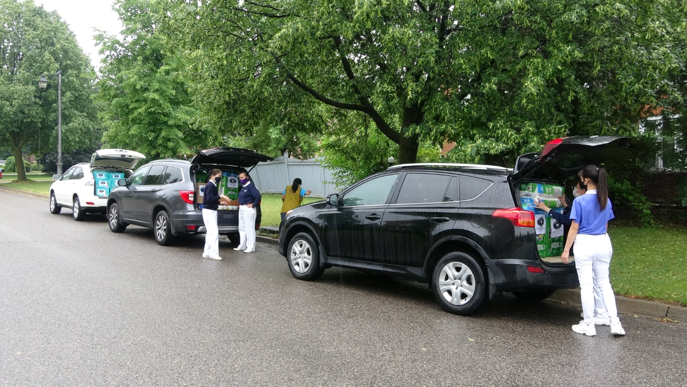 6月18日，加拿大安大略省多倫多慈濟志工，前往約克區家暴婦女中心Yellow Brick House關懷捐贈生活物資。圖為志工與慈濟青年志工合力將物資搬上車。攝影／甄月群