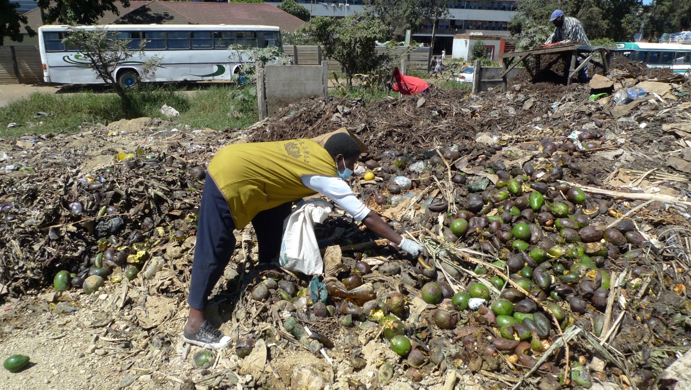 位於哈拉雷的大型農產集散地，因疫情關係，農民無法像以前那樣自由販賣，造成賣不出的農產品腐爛，大量廢棄蔬果、垃圾堆積在旁。慈濟志工向農民回收將被丟棄的蔬果，製成堆肥，化無用為有用。攝影／Hlengisile Jiyane