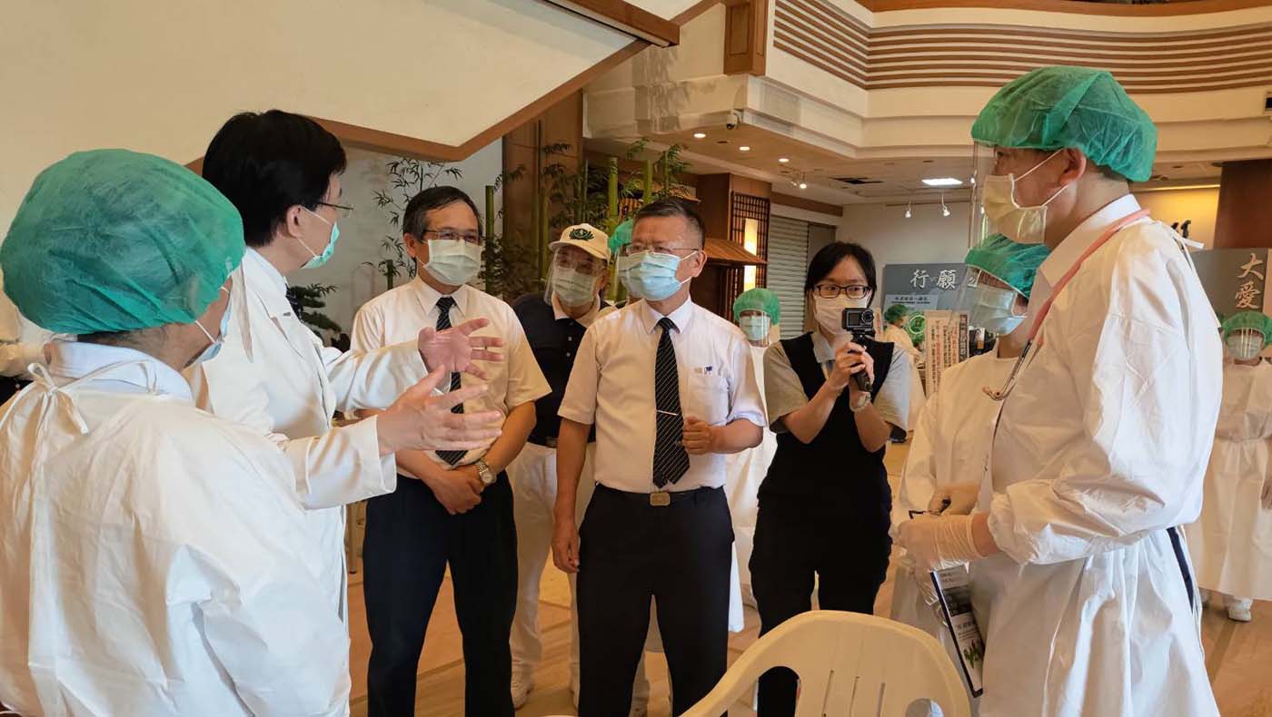 El 5 de mayo de este año, un piloto visitó varios lugares y este incidente instigó la propagación del covid-19 en Taiwán, que hasta ese entonces tuvo un buen control de este virus. Taiwán no se cerró en 2020 a causa de esta pandemia. El Hospital de Tzu Chi en Taipei se convirtió en una de las instituciones para tratar covid-19. El superintendente del hospital, el Dr. Chao, visitó varios departamentos y edificios de Tzu Chi. Foto/Fundación Budista Tzu Chi