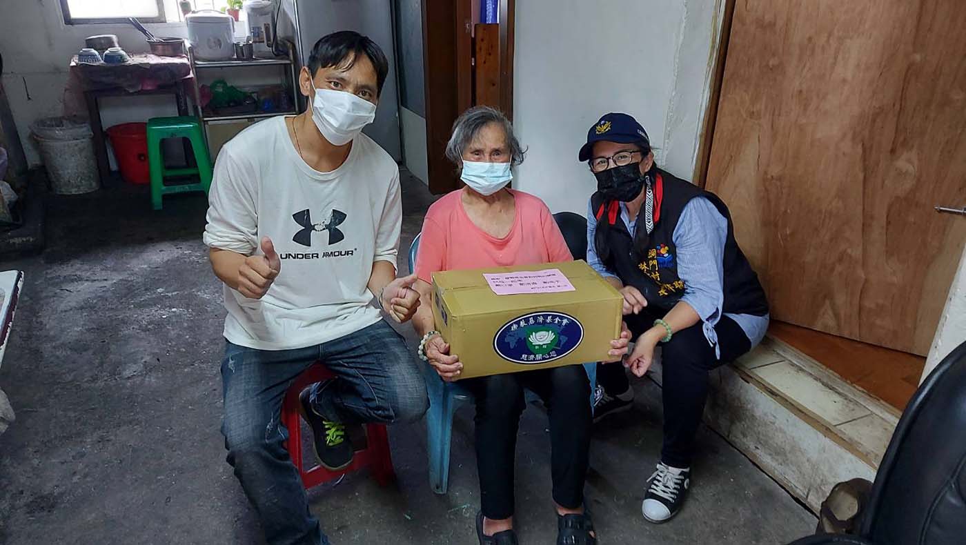 A medida que aumentan los casos de COVID-19 en Taiwán, Tzu Chi dona cajas de provisiones a personas mayores de las tribus aborígenes remotas de Hualien. Foto/Fundación Budista Tzu Chi