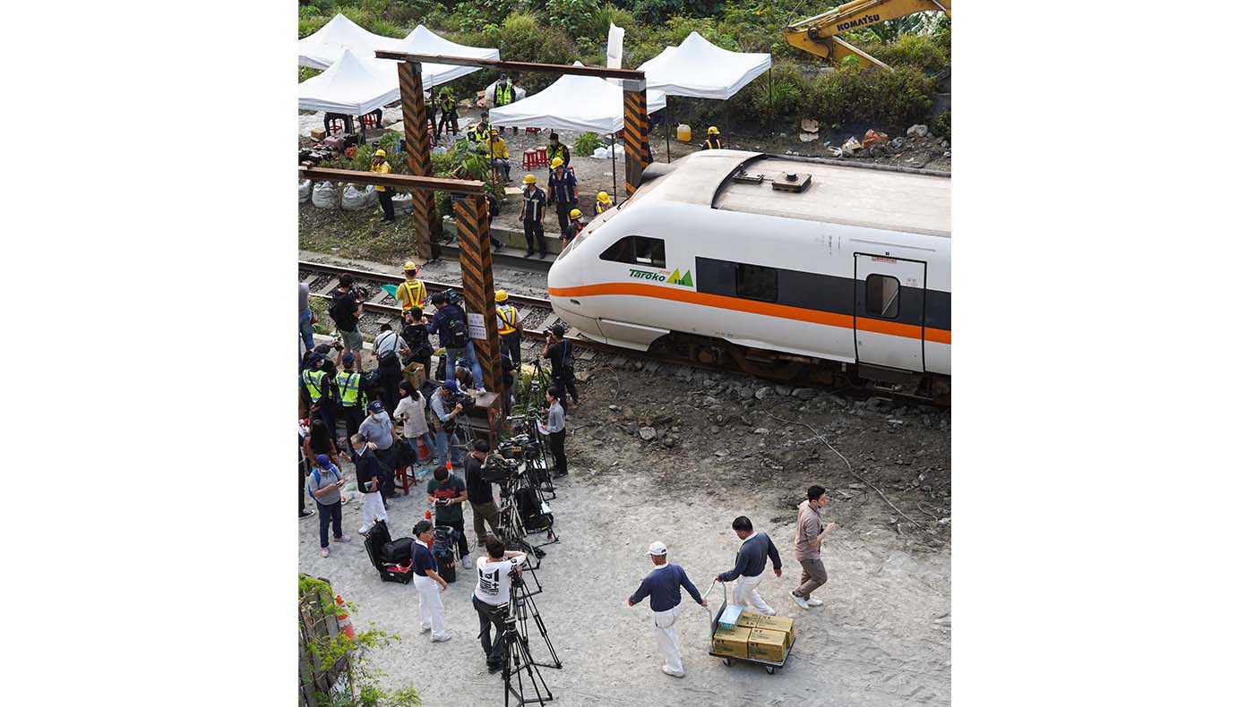 El 2 de abril, el tren de la línea Taroko número 408, transportando unos cientos pasajeros, se dirigía al sur. Después de atravesar por el túnel de Hualien Chongde Qingshui, el tren se descarriló porque un auto de ingeniería que estaba accidentalmente en la parte superior de las vías, de algún modo se deslizó por la pendiente y chocó con el tren. Éste fue el accidente ferroviario más serio de los últimos 50 años en la historia de Taiwán. Foto/Fundación Budista Tzu Chi