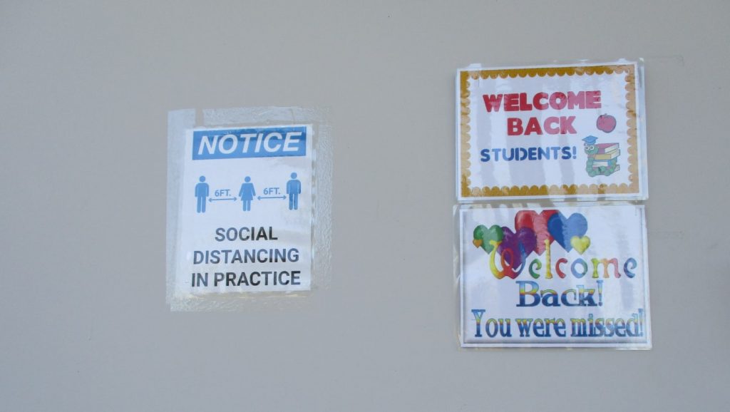 學校四處都有張貼歡迎返校和防疫的標語。圖片來源／休士頓大愛幼兒園