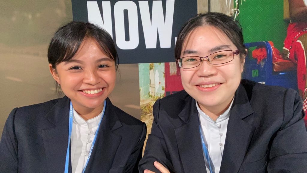 楊宇緗（左）和凃君曄（右）在參與氣候峰會期間，以年輕世代的視角製作vlog，喚起更多年輕人對此嚴肅議題的關注。攝影／梁欣伶