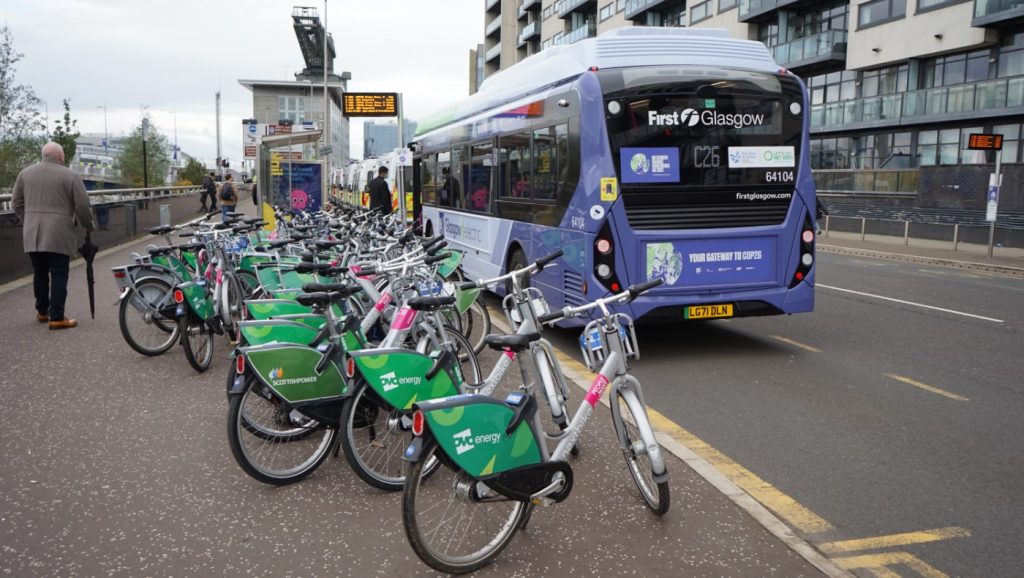 主辦城市的電動公車，鼓勵共乘也讓市民能便利使用腳踏車。攝影／邱垂傑