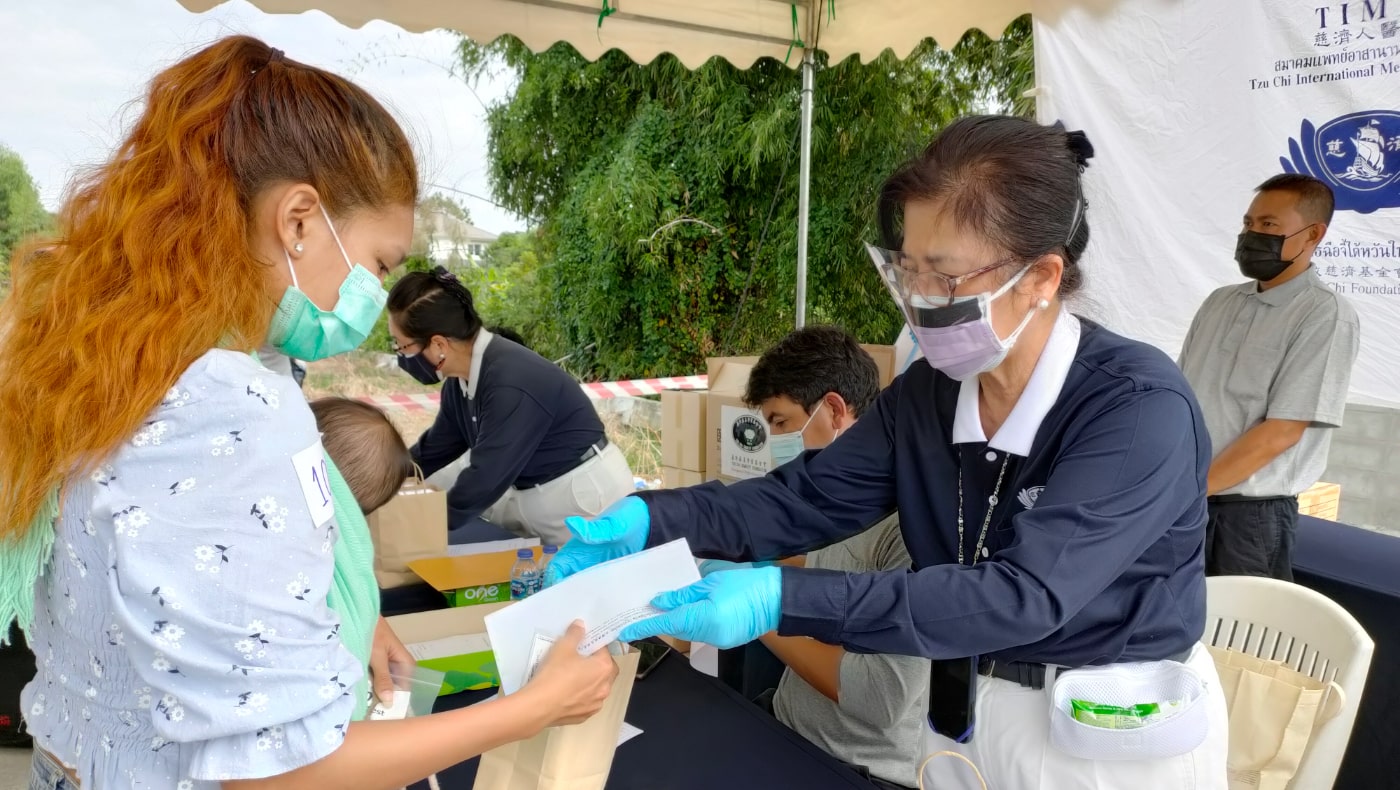 慈濟泰國分會義診中心在12月13日為無依無靠面臨困境的難民們提供新冠病毒快篩檢測，並備藥給予輕症確診患者，以緩解不適症狀。攝影／蘇品緹