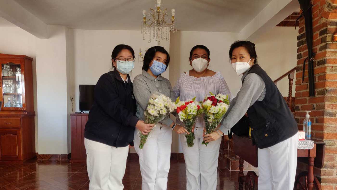 De izquierda a derecha, los voluntarios Weili Gao, Liangyan Luo, Edna y Peiwen Wang en Xochimilco, Ciudad de México. Foto/ Tzu Chi Foundation