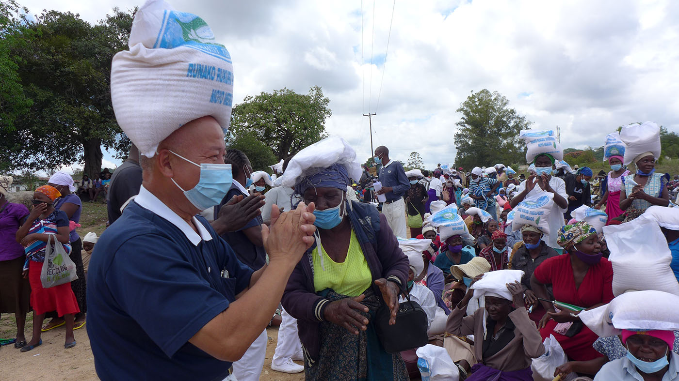 ES14-Tzu Chi entrega arroz a 1.480 familias necesitadas en Zimbabue-02