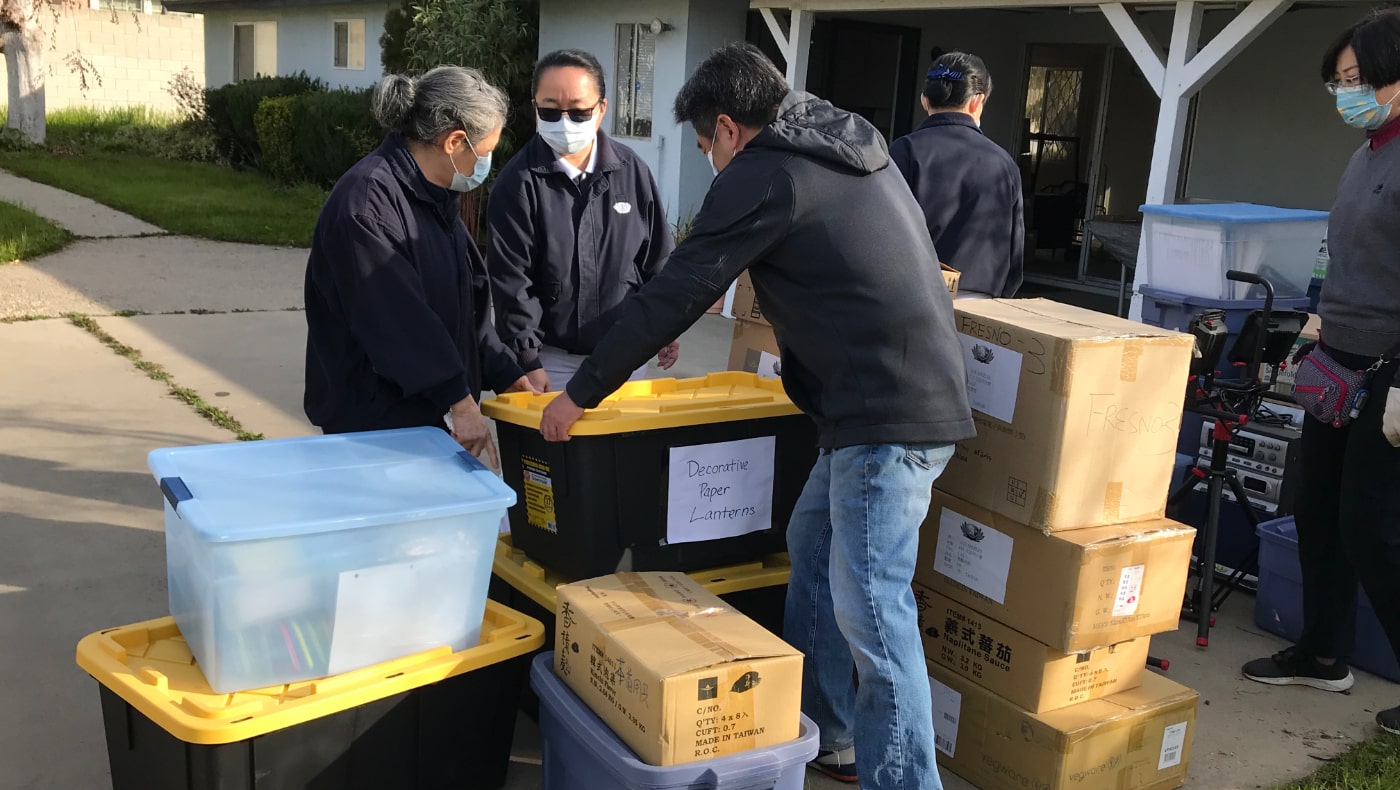 3月1日，北加州佛瑞斯諾（Fresno, CA）聯絡處的志工為當地因為戰亂逃離故土的阿富汗家庭發放生活物資，讓他們在新的國家可以安心開始新的生活。攝影／劉倢筠