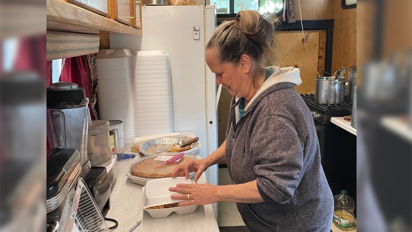 泰莉每天在小拖車改裝的廚房煮食兩餐，免費接濟鄰近幾百戶人家。攝影／呂宛潔