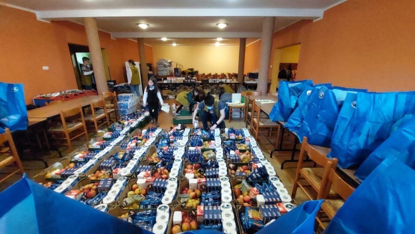 每次發放，在波蘭的慈濟志工都要打包幾百份物資，就連志工家的小朋友也忙碌其中。圖片來源／慈濟基金會