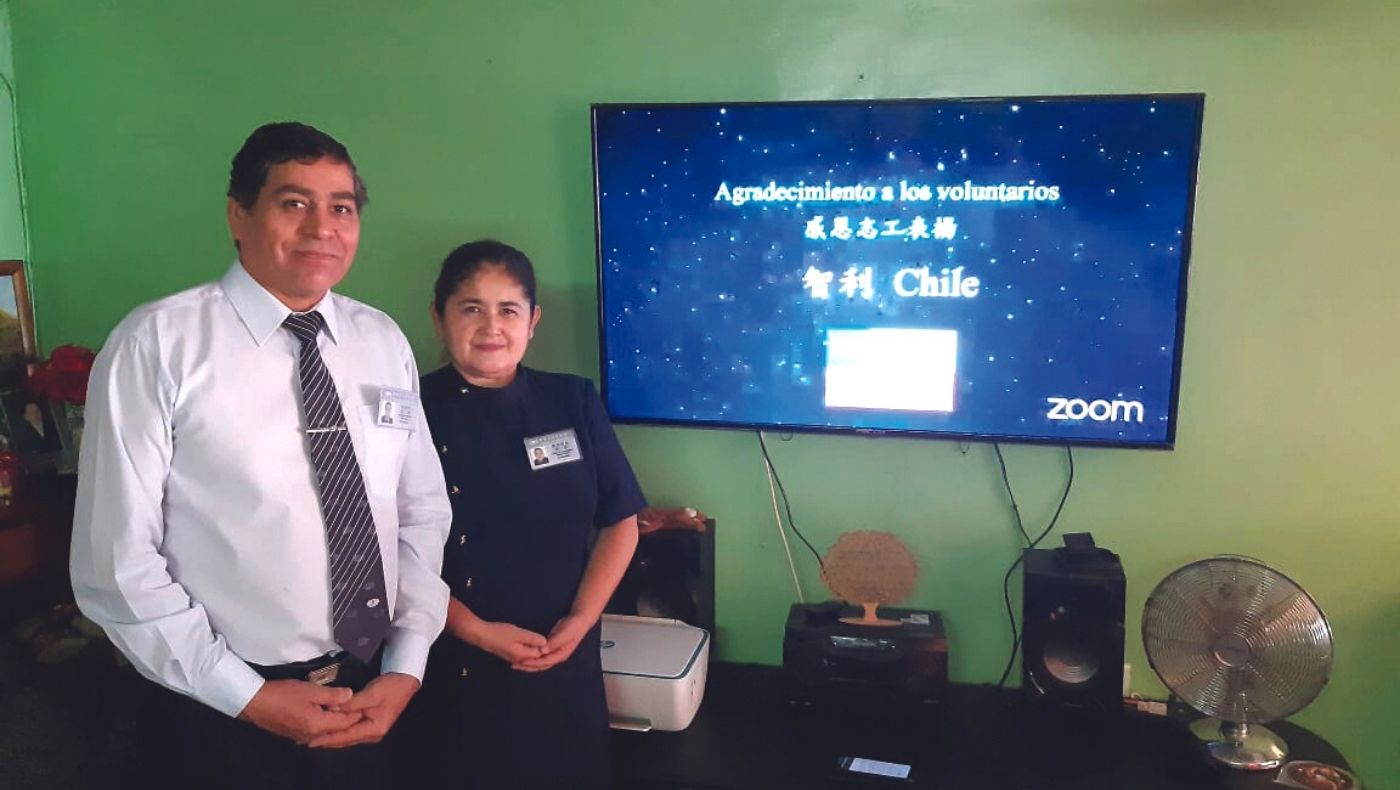 受到表揚的智利慈濟志工歡喜合影。