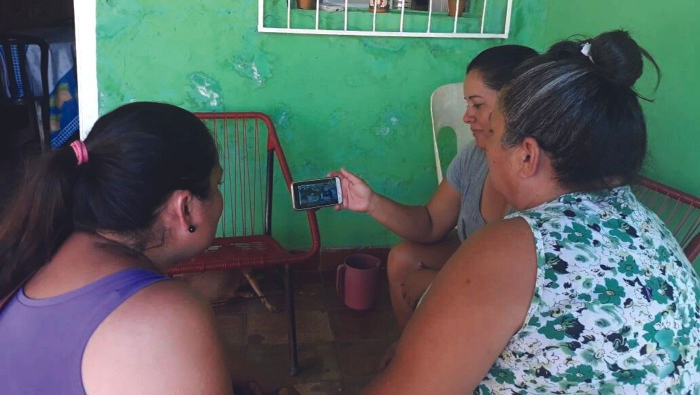巴拉圭亞松森本土志工邀請親友以手機連線加入活動。