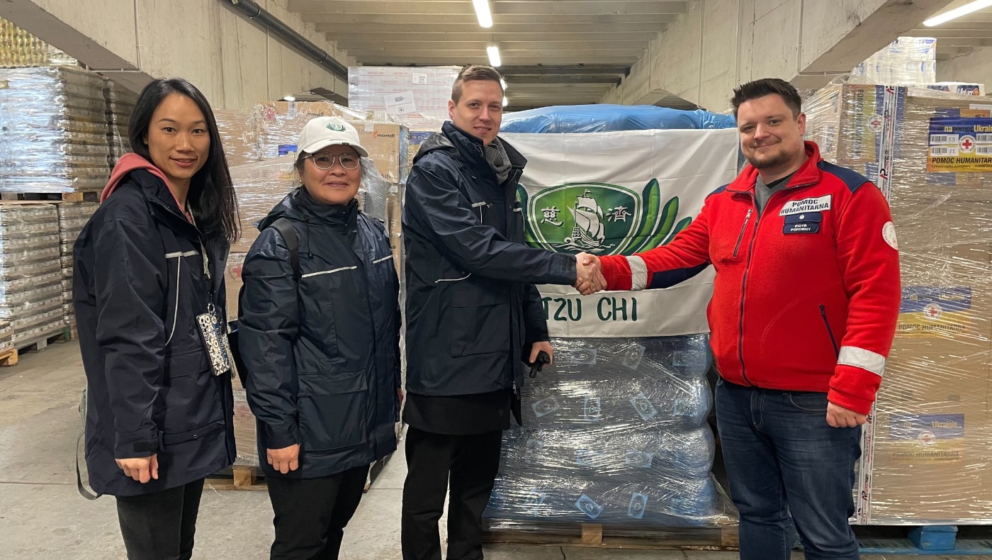 On April 1, Tzu Chi donates 1,500 sleeping bags to the Red Cross in Lublin.