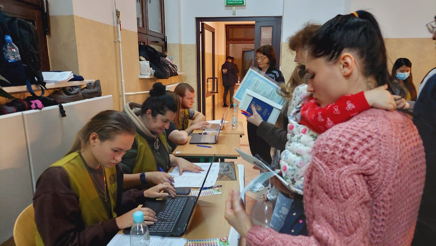At the beginning of April, 451 Ukrainians staying in Lublin shelters receive shopping cards and eco-blankets.