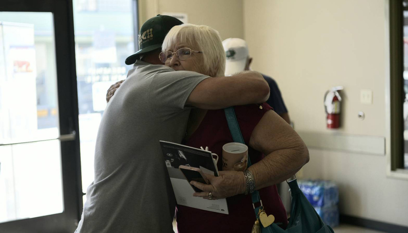 Los residentes abrazaron alegremente a Beverly Bridges (derecha), una mujer de 80 años muy querida en la comunidad, conmovida al ver a todos a salvo. Foto/Changming Rong