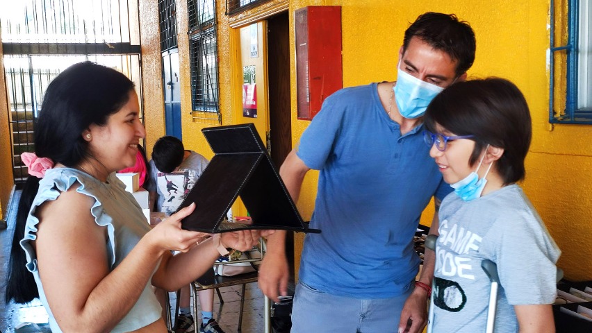 On November 27, 2022, Tzu Chi Chile volunteers hold a year-end relief distribution and vision care clinic at the Educational Center Principality of Asturia (Centro Educacional Principado de Asturias), benefiting 193 families. Photo/Tzu Chi Chile
