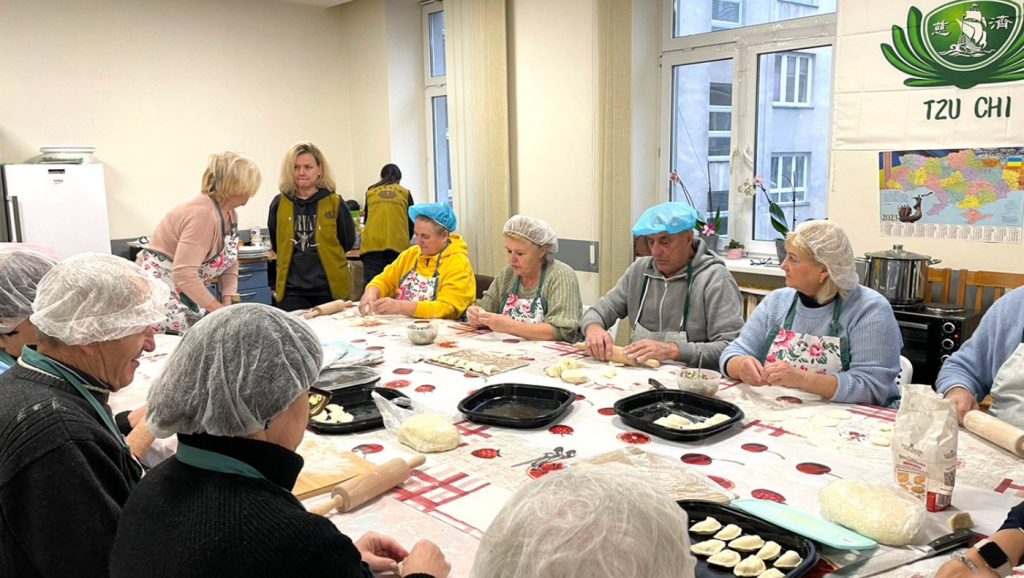 After establishing a “Dumpling Club,” Tzu Chi volunteers host a charity sale on December 2, 2022, inviting seniors from Ukraine to come together and make dumplings for the event. Photo/Ru Yi Zhou