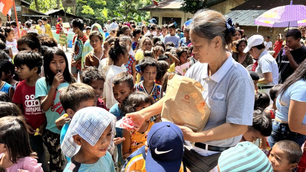 On November 27, 2022, Tzu Chi volunteers visit the Municipality of Talaingod in Davao del Norte Province to deliver care to Indigenous Peoples by distributing vegetarian food, rice, and household items. Photo/Tzu Chi Philippines