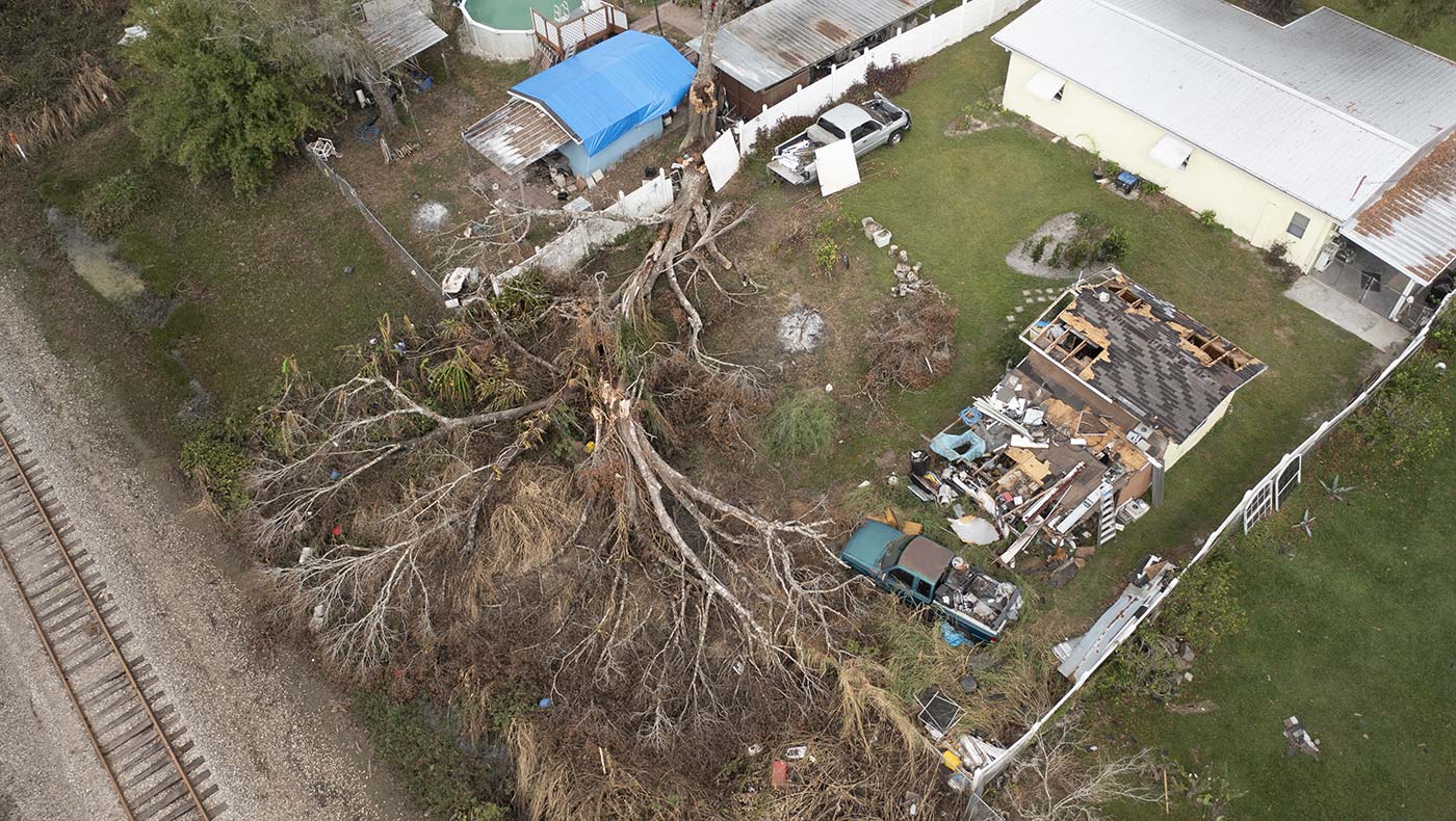 Los fuertes vientos del huracán Ian derriban árboles en Arcadia, Florida.  Foto tomada el 11 de octubre de 2022. Foto/Jaime Puerta