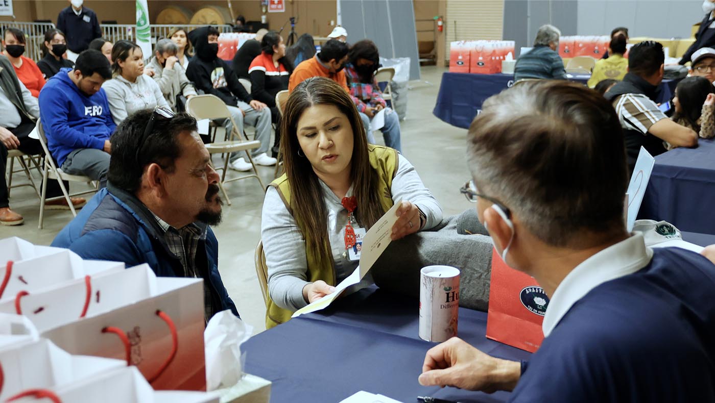 Merced County employee Nancy Diaz volunteers to translate for Spanish-speaking care recipients, sharing, “They’re very emotional and grateful to [Tzu Chi] for helping.” Photo/Kitty Lu
