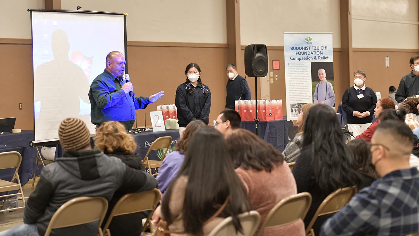 Rodrigo Espinoza, Merced County District One Supervisor, speaks to the community, relieved that Tzu Chi's aid can help boost morale and recovery. Photo/C. M. Yung