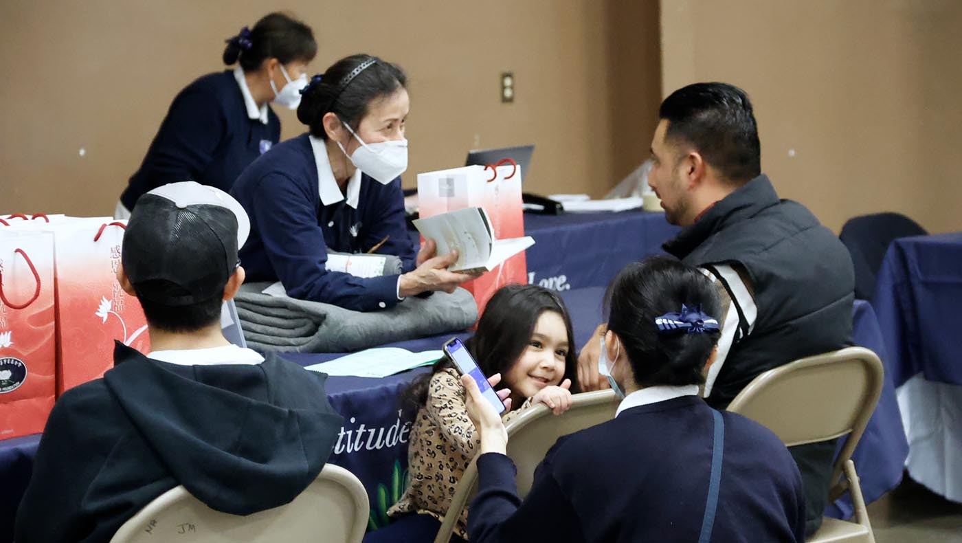 Some Tzu Chi volunteers focus on bringing cheer to the children who attend the distribution with their parents, knowing how coping with the aftermath of this winter storm catastrophe may be unnerving. Photo/Kitty Lu
