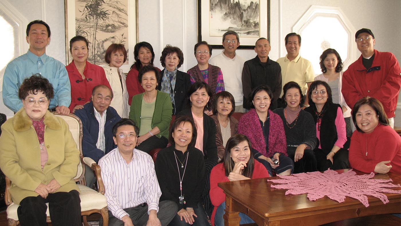 In 2002, the preparatory meeting for setting up Tzu Chi USA’s Las Vegas Service Center is held at the home of its first director, Joanne Chen (second row, fourth right). Photo/Audrey Cheng
