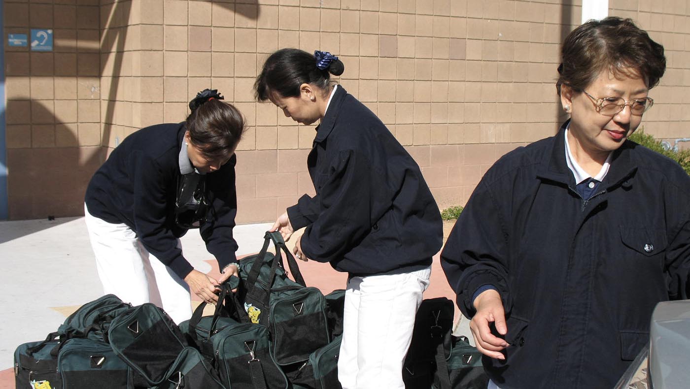 On January 23, 2007, volunteer Tanya So (right) assembles a team to deliver backpacks to the first school where the Las Vegas Service Center launched its School Backpacks Program. Photo/Courtesy of Tzu Chi USA's Las Vegas Service Center