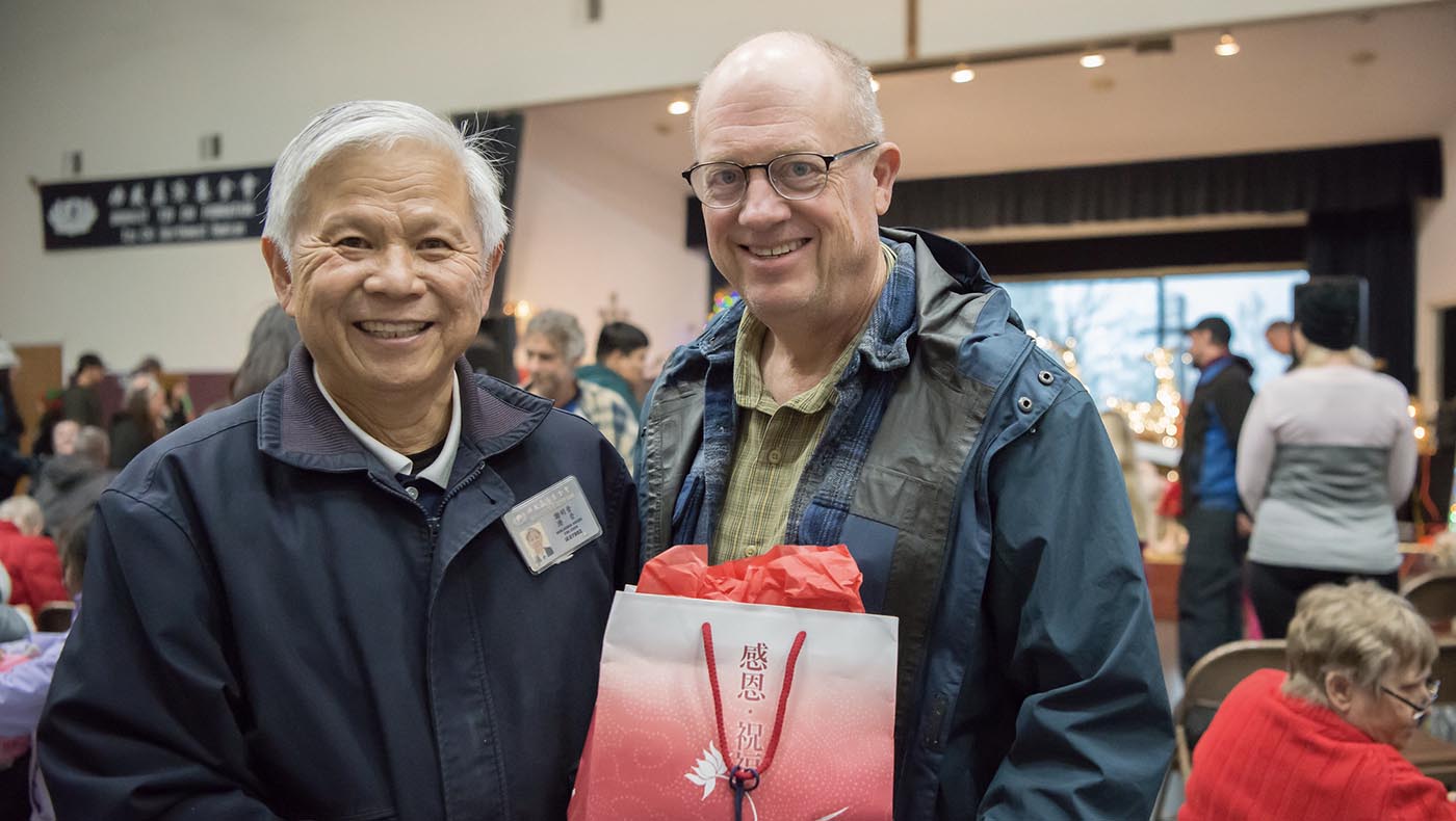 Bruce Yerman (right), Director of Operations for the Camp Fire Collaborative, which partners with Volunteers ready more than 100 lunch boxes for the event, with another 100 graciously prepared by Magalia Community Church. Photo/Min Yung Cheung nonprofits to help fire survivors, attends the event. Minjhing Hsieh (left), Executive Director of Tzu Chi USA Northwest Region, is deeply grateful for the collaboration on this road to healing and recovery. Photo/ Min Yung Cheung