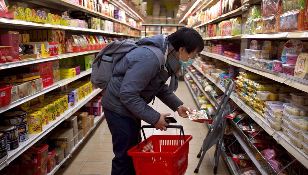 Tzu Chi volunteer in the supermarket