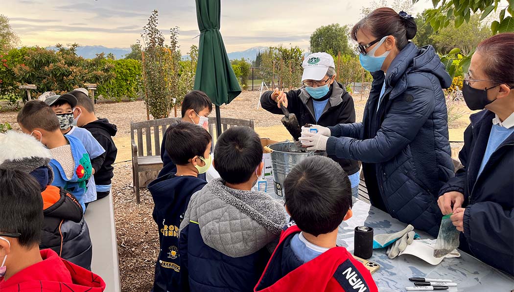Tzu Chi volunteers giving ecology lecture to the children