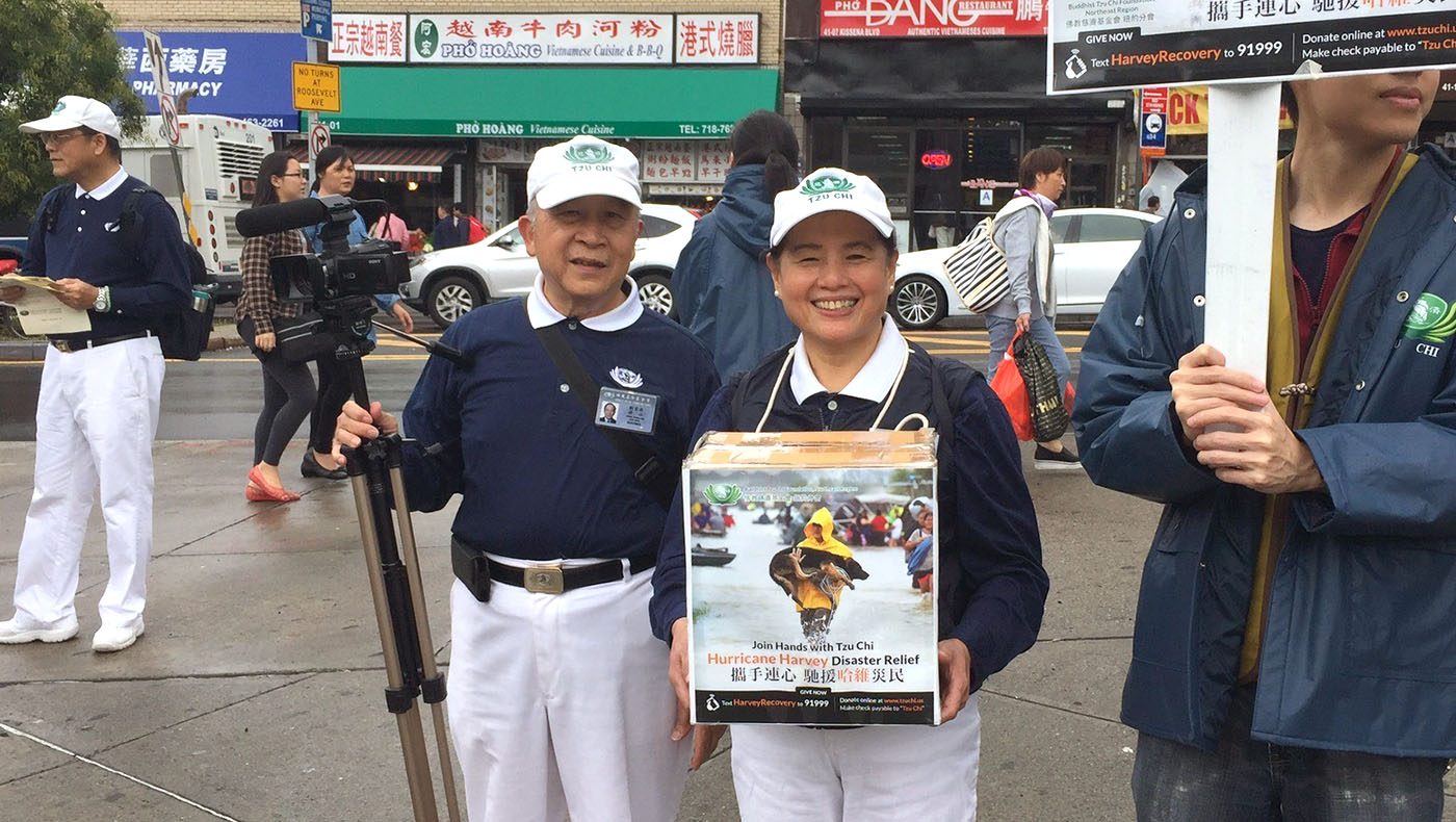Tzu Chi volunteer Jia Tian Liu and his wife fundraising for Hurricane Harvey