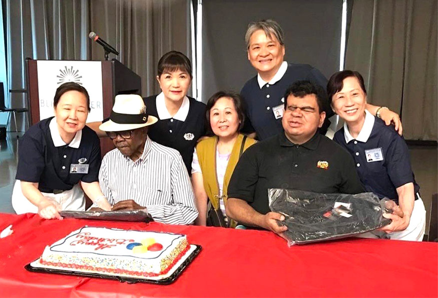 Tzu Chi volunteers celebrate birthday with vision disable neighbors