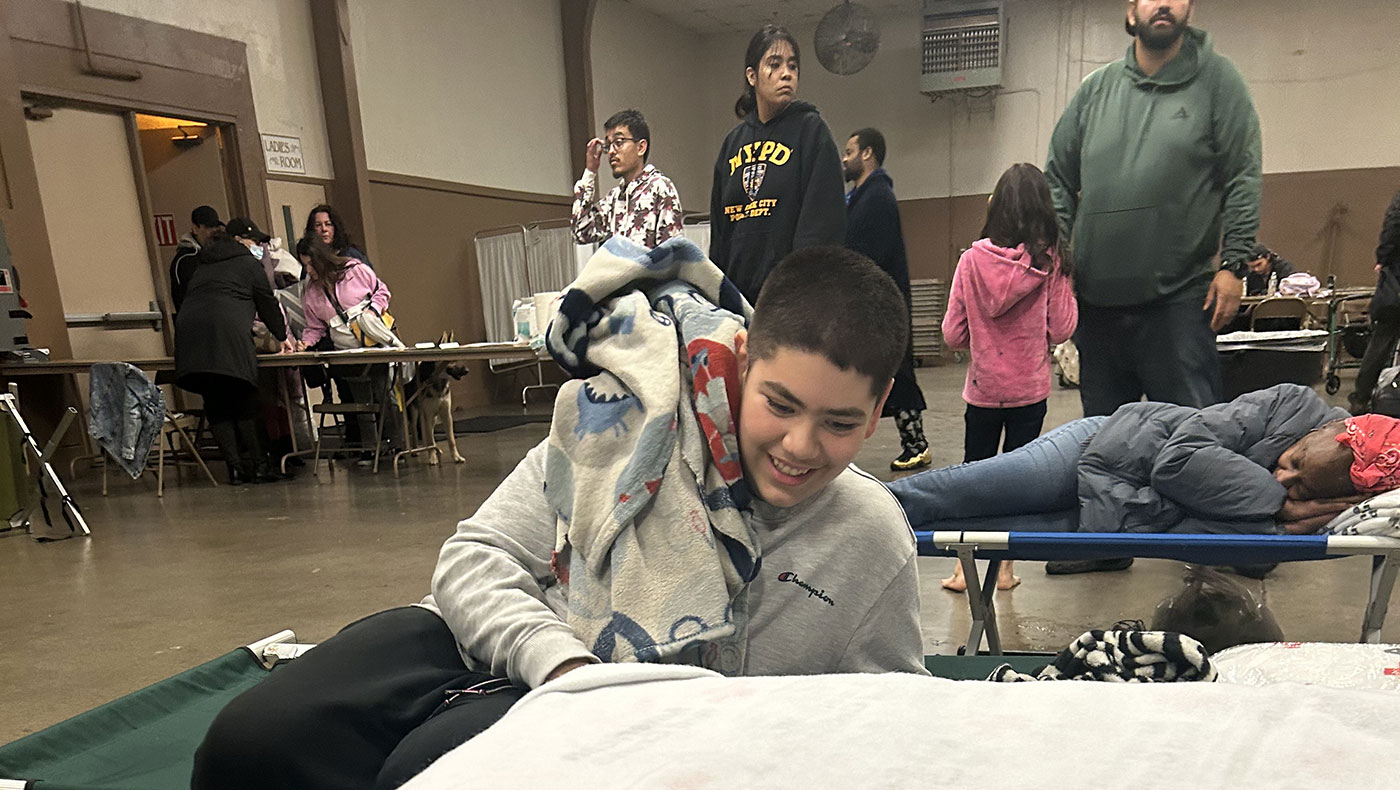 El hijo mayor de Mercedes Pérez, que es autista, se instala en el refugio de la Cruz Roja tras la evacuación de la familia la noche de la inundación. Foto/Mercedes Pérez