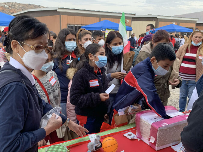 La ayuda en Tijuana continúa proliferando raíces de esperanza en la comunidad
