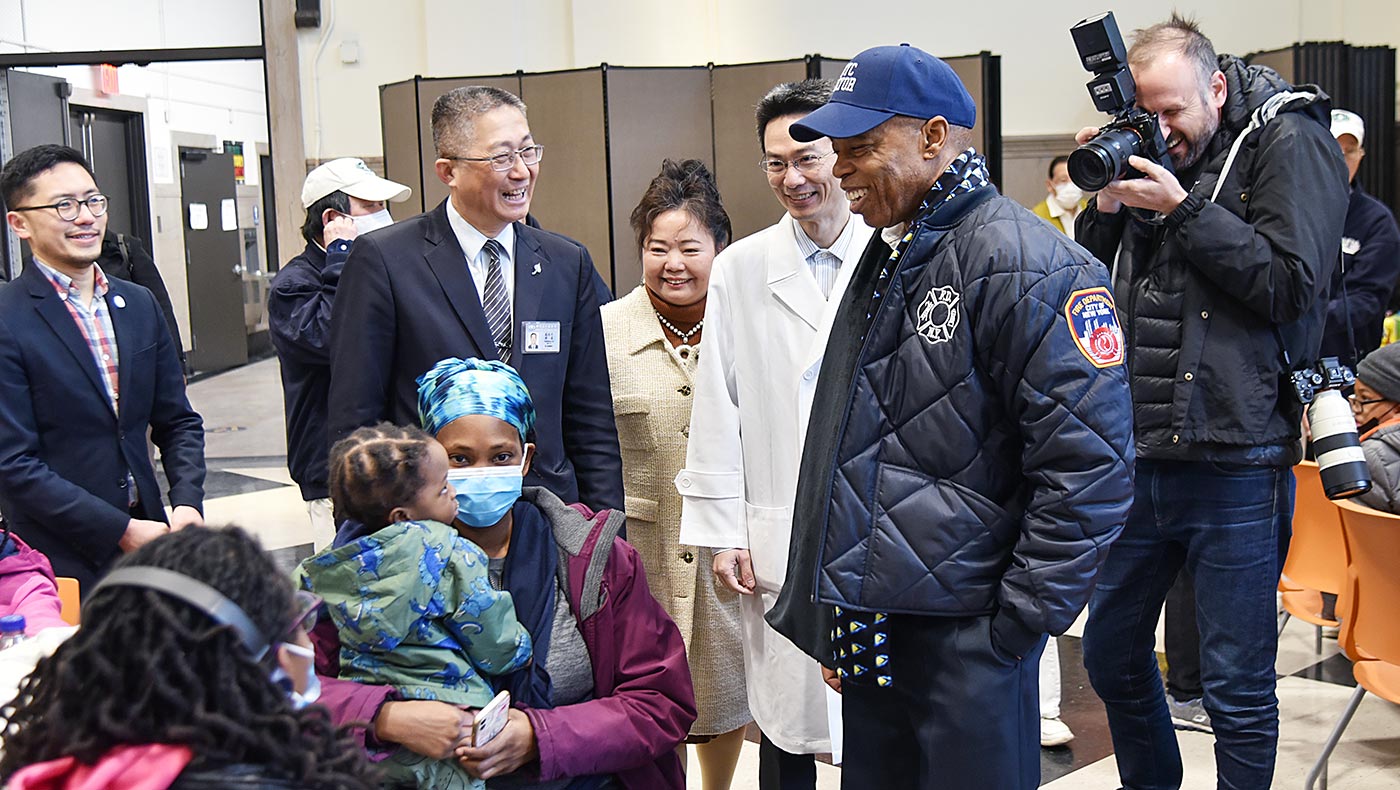 El alcalde comparte con los presentes en el operativo. Foto/Hui Liu