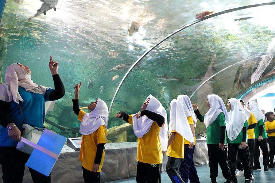 三至五年級的難民學生，在老師們帶領下前往國家科學中心（National Science Centre, Kuala Lumpur）