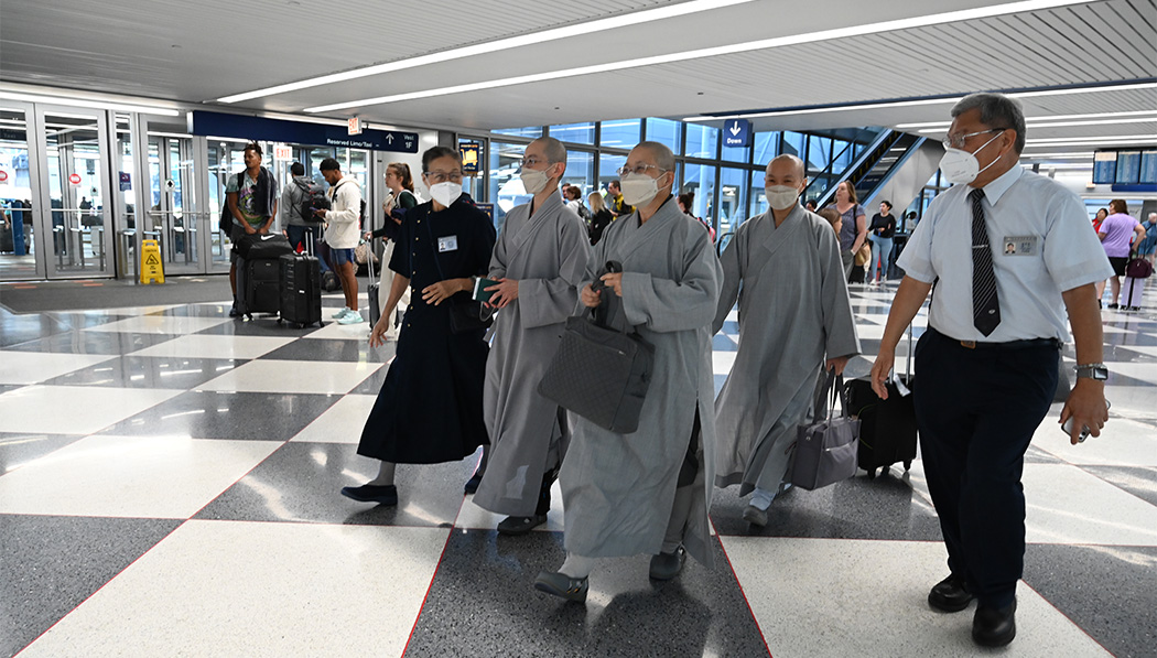Chong Hsieh (right), Executive Director of the Tzu Chi USA Midwest Region, personally meets the Dharma Masters at Chicago O’Hare International Airport.