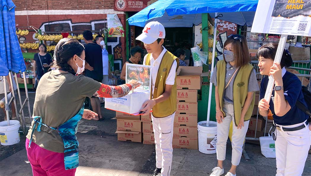 Tzu Chi volunteer fundraise for Maui Fire on the street